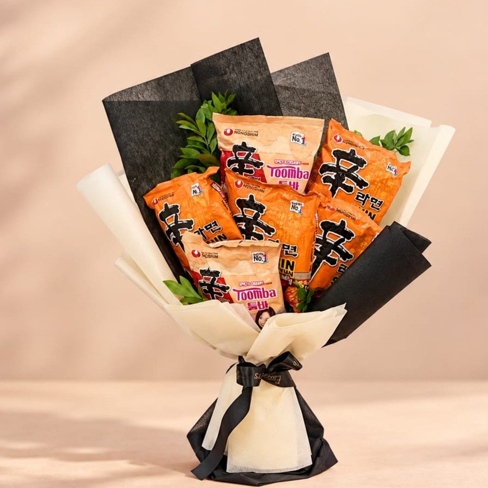 Korean Noodle Bouquet 🧡🖤