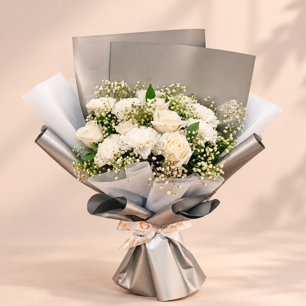 🤍 Elegant White Bouquet